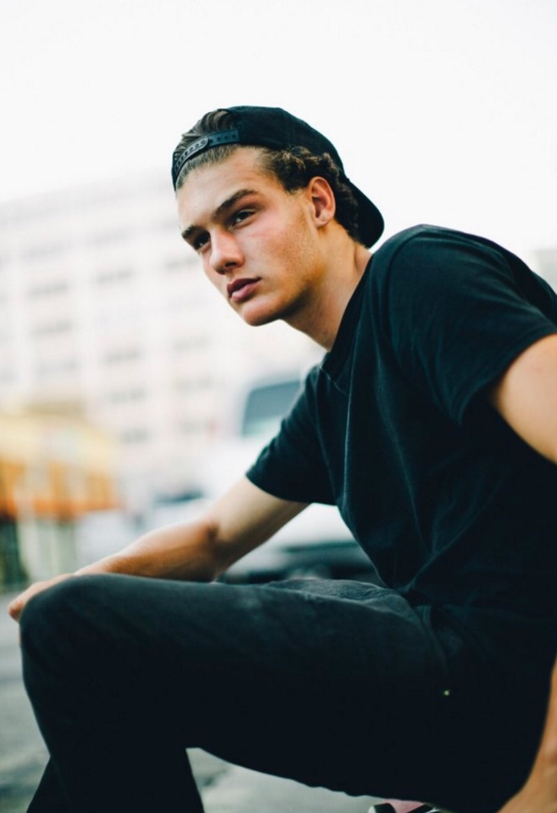 Gigi Hadid و Kendall Jennerتحولان شاباً مشرداً إلى عارض أزياء